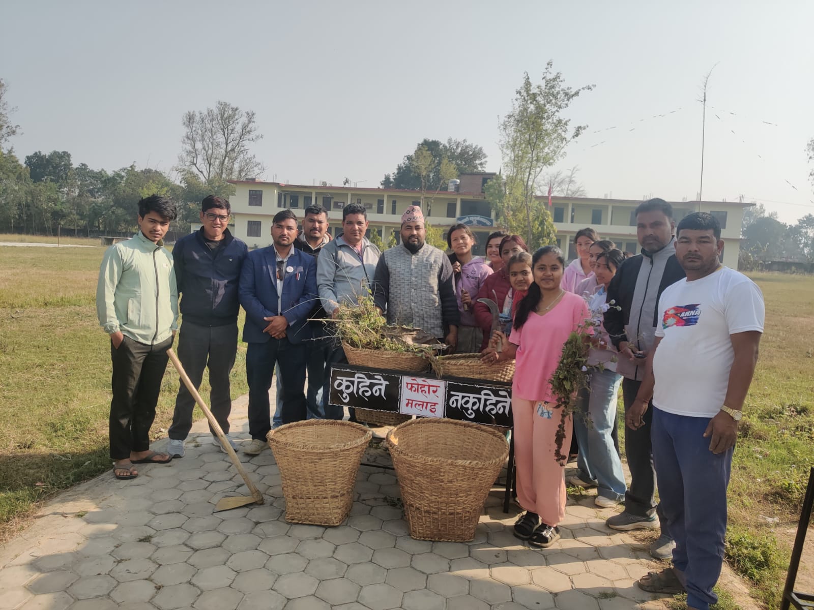 फूलबारी क्याम्पस धनगढी १८ फुलबारी कैलालीको आयोजनामा फूलबारी क्याम्पस परिसर सरसफाई कार्यक्रम सम्पन्न।